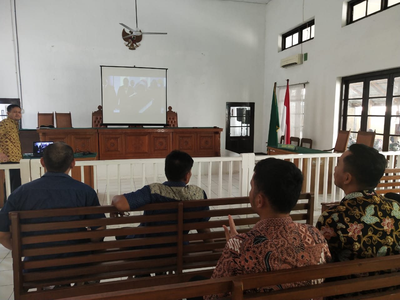 Menyaksikan Siaran Langsung Pelantikan 29 Ketua Pengadilan Tingkat Banding Oleh Ketua MA RI Menyaksikan Siaran Langsung Pelantikan 29 Ketua Pengadilan Tingkat Banding Oleh Ketua MA RI